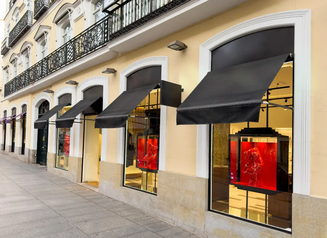 Façade vitrine de magasin en aluminium sur mesure à Pithiviers